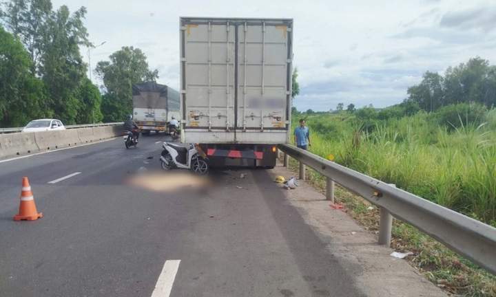 Hiện trường vụ xe máy va chạm ô tô tải, 3 bà cháu tử vong thương tâm