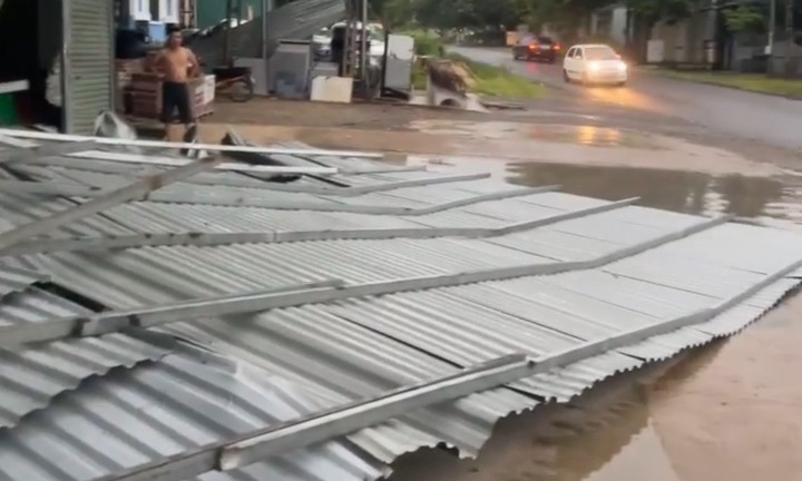 Mái tôn đổ sập do giông lốc, 1 người tử vong