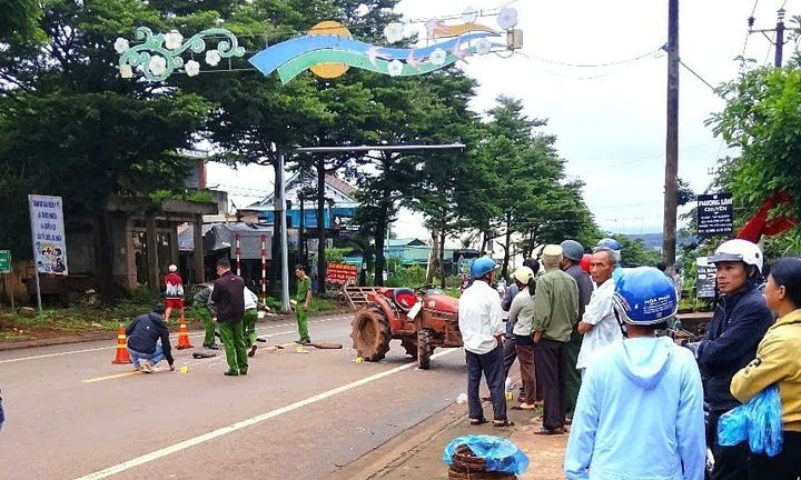 Tin tức tai nạn giao thông mới nhất ngày 21/7: Xe máy va chạm với xe máy cày, một người tử vong