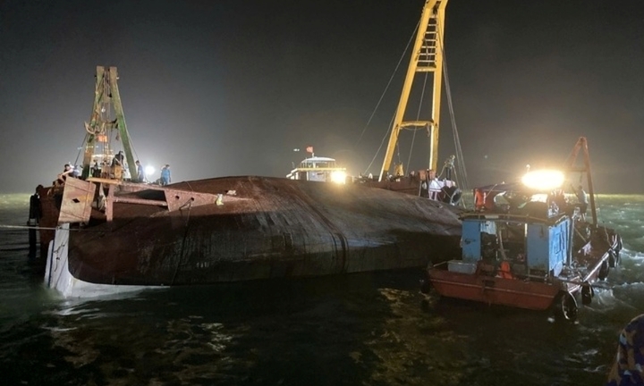 Vụ lật tàu ở Quảng Ninh: Bộ Y tế chỉ đạo dồn lực cứu người gặp nạn