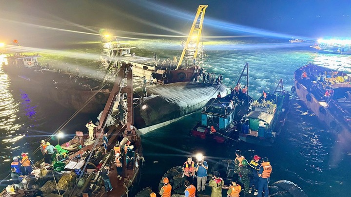 Vụ lật tàu ở Quảng Ninh: Hành khách yêu cầu quay đầu, thuyền trưởng trấn an “sắp đến nơi”