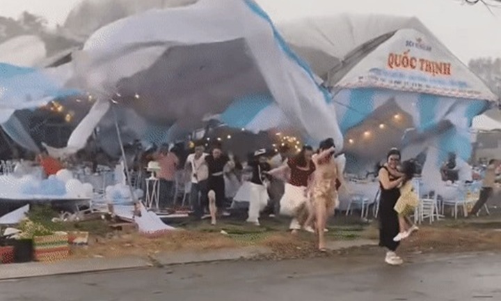 Clip: Hãi hùng cảnh giông lốc đánh sập nơi tổ chức tiệc thôi nôi, khách khứa bỏ chạy tán loạn