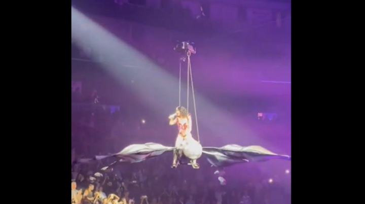 Khoảnh khắc Katy Perry gặp sự cố thót tim khi đang biểu diễn giữa không trung