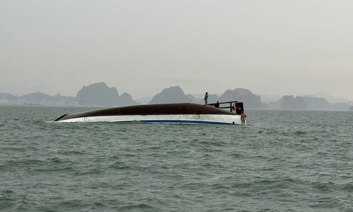 Tìm thấy thi thể bé trai gần hiện trường vụ lật tàu ở vịnh Hạ Long, Quảng Ninh