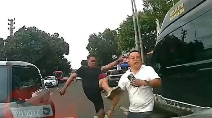 Tin pháp luật nổi bật 24h qua: Sau va quẹt xe, người đàn ông đá gãy xương sườn tài xế taxi