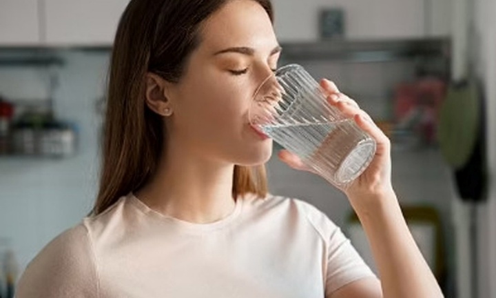 Thực hư việc uống nước trước khi ngủ ngừa đột quỵ