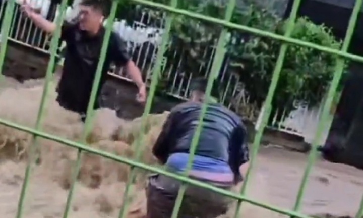 Clip: Nghẹt thở khoảnh khắc giải cứu cụ ông mắc kẹt giữa dòng nước lũ cuồn cuộn