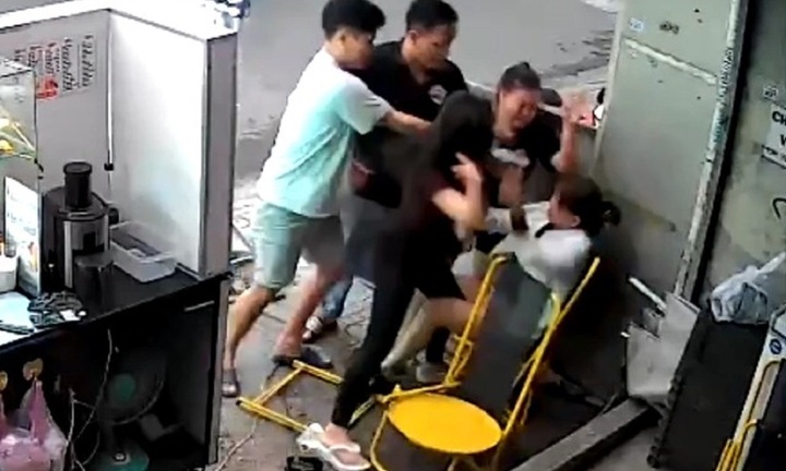 Điều tra vụ người phụ nữ ở TP.HCM bị đánh hội đồng trên đường Vườn Lài