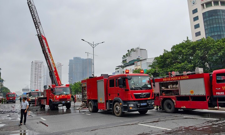 Nhanh chóng dập tắt đám cháy tại đường Giải Phóng (Hà Nội)