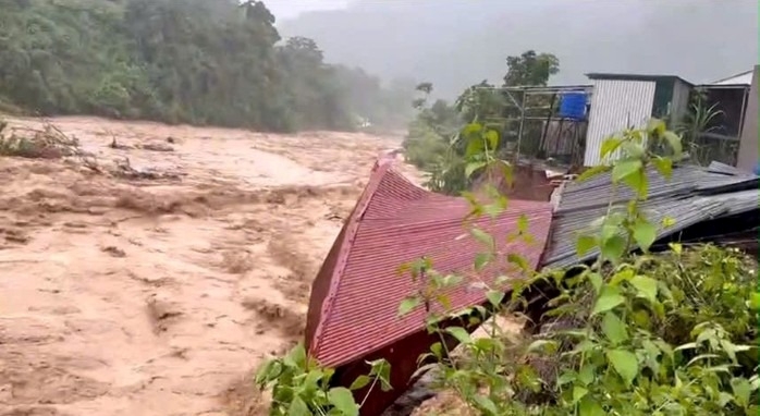 Clip: Kinh hãi nước lũ cuồn cuộn quét qua xã miền núi Nghệ An
