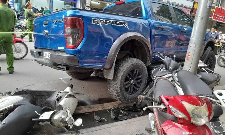 Hiện trường vụ ô tô bán tải tông loạt xe máy trên đường phố Hà Nội