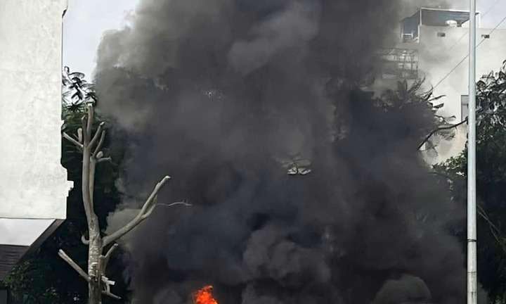 Tài xế kể giây phút kinh hoàng phát hiện xế hộp Peugeot 3008 cháy ngùn ngụt