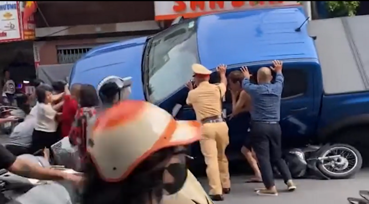 Vụ ô tô bán tải tông loạt xe máy ở Hà Nội: CSGT và người dân khênh xe lên để cứu nạn nhân