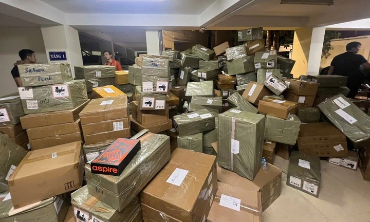 Cận cảnh bên trong kho chứa 127.000 sản phẩm thuốc lá điện tử vừa bị Công an Hà Nội triệt phá