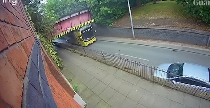 Clip: Xe buýt 2 tầng đâm vào cầu cạn, hành khách văng khỏi xe