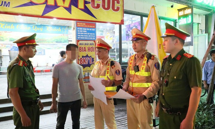 CSGT Hà Nội bất ngờ đến quán bia khuyên tài xế đã uống bia rượu là không lái xe