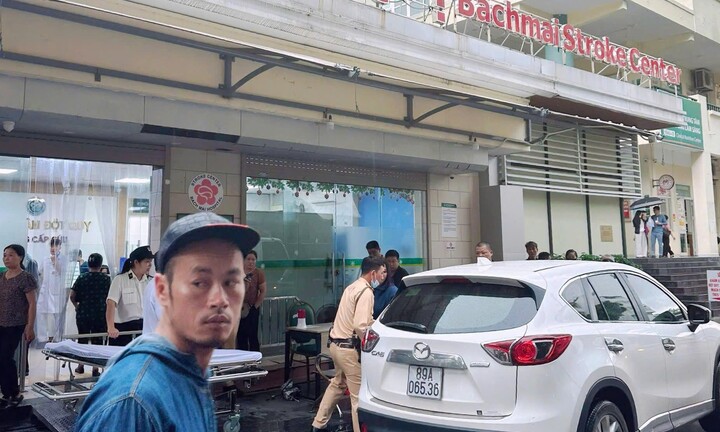 CSGT Hà Nội mở đường cho xe đưa người phụ nữ bị đột quỵ đi cấp cứu kịp thời 