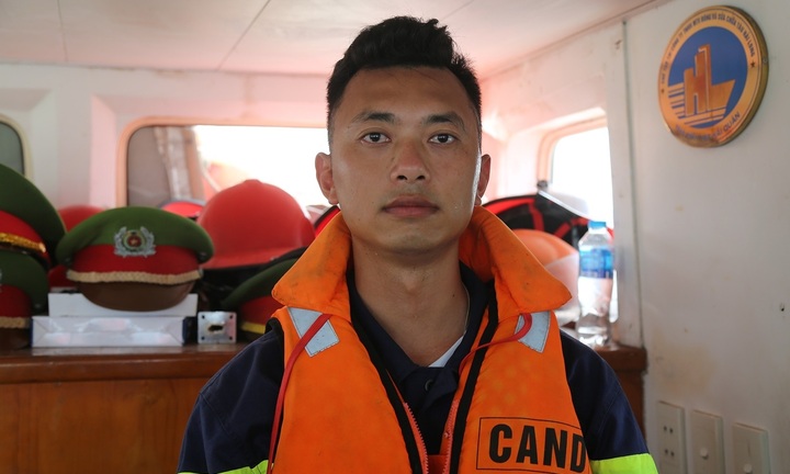 Trung uý công an kể phút phá kính, cứu bé trai 10 tuổi trên tàu Vịnh Xanh 58