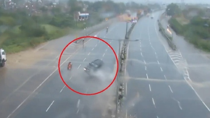 Clip: Ô tô lao dải phân cách, xoay 5 vòng như phim Hollywood trên cao tốc