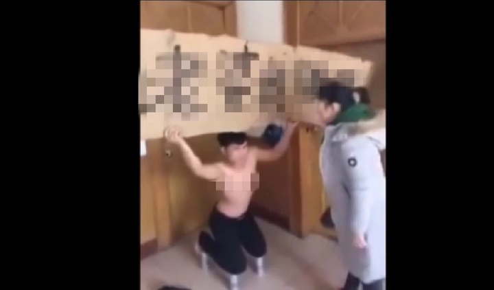 Vợ nổi trận lôi đình, dùng dép đánh chồng túi bụi vì nhắn tin với phụ nữ lạ