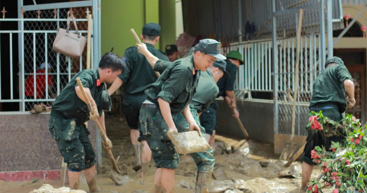 CSCĐ xuống vùng lũ Nghệ An lội bùn, giúp dân khắc phục hậu quả