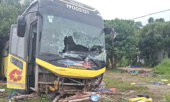 Clip: Hiện trường vụ lật xe khách ở Hà Tĩnh khiến 9 người tử vong, 15 người bị thương