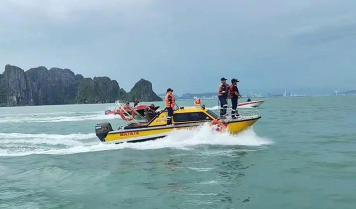 Phát hiện thi thể nữ giới nghi là nạn nhân vụ lật tàu ở vịnh Hạ Long, Quảng Ninh