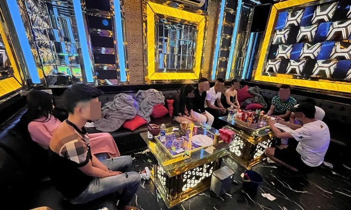 Phát hiện 14 nam, nữ thanh niên 