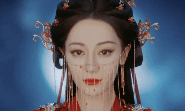 Vào vai “nữ quỷ”, Địch Lệ Nhiệt Ba “đẹp không góc chết”, gây thương nhớ từ cái nhìn đầu tiên