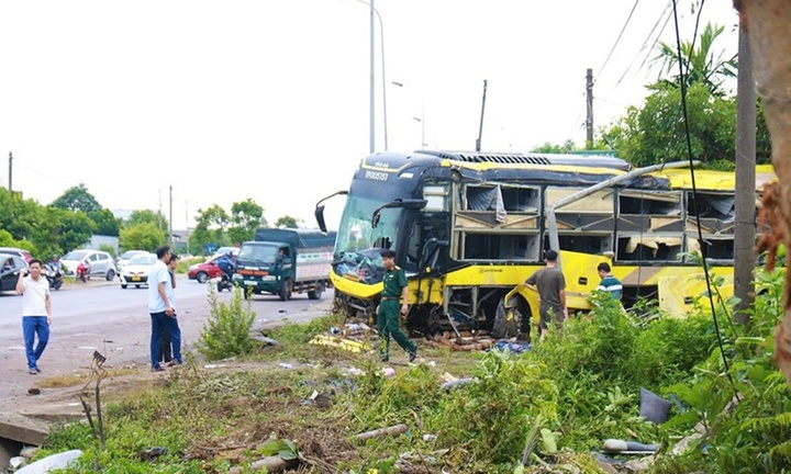 Vụ lật xe khách ở Hà Tĩnh, 10 người tử vong: Xe còn hạn kiểm định không?