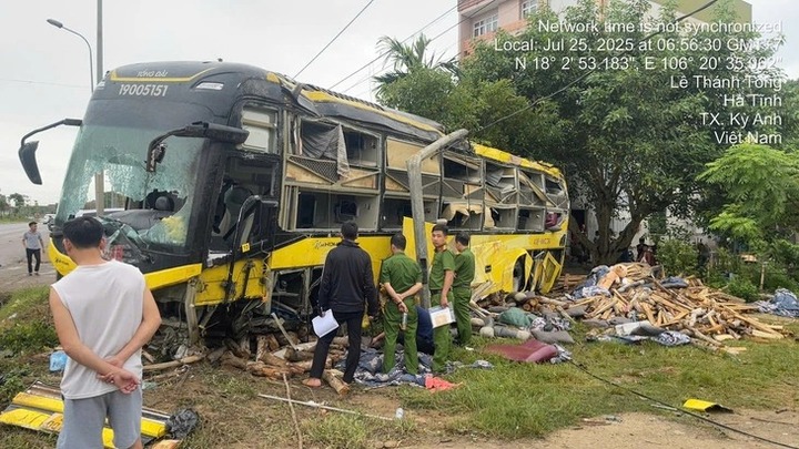 Vụ lật xe khách ở Hà Tĩnh, 9 người tử vong: Hé lộ nguyên nhân ban đầu
