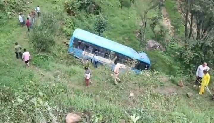 Clip: Xe buýt mất lái lao xuống vực, 5 người tử vong thương tâm