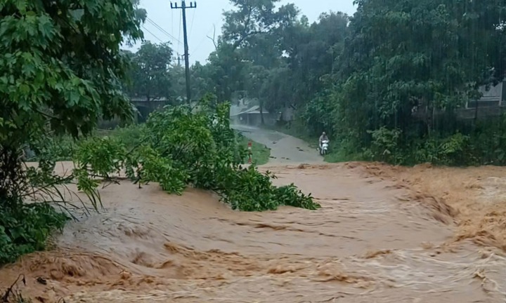Mưa lớn ở miền núi Quảng Trị, chia cắt nhiều tuyến đường