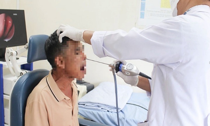 Uống nước từ khe suối, người đàn ông bị con vắt dài 8cm chui vào mũi