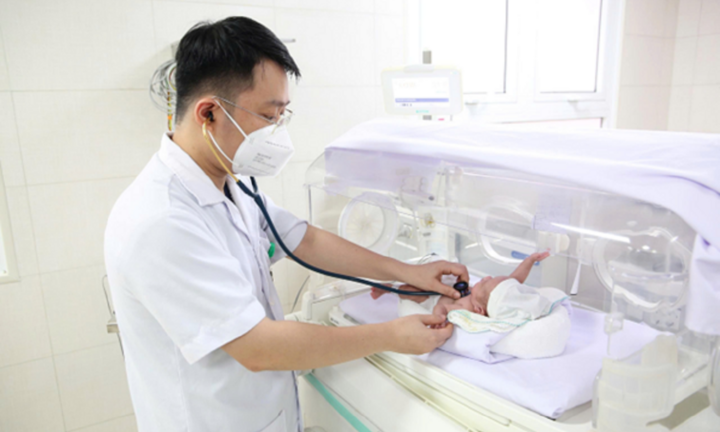 Hành trình 103 ngày hồi sinh bé gái sinh cực non 24 tuần, chỉ nặng 550 gram