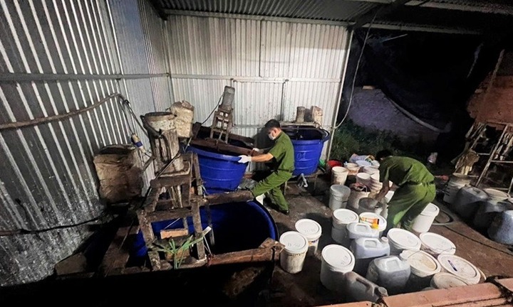 Phát hiện cặp vợ chồng nghi sản xuất phân bón giả từ mật mía, hóa chất không rõ nguồn gốc