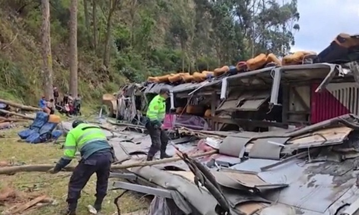 Clip: Kinh hãi cảnh xe buýt lật nghiêng trên cao tốc, 18 người tử vong