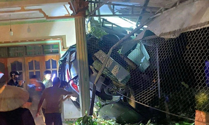 Hiện trường ô tô lao vào nhà dân, nam tài xế tử vong ở Đồng Nai