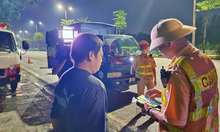 Hà Nội: CSGT xuyên đêm kiểm soát hoạt động vận tải, gần 200 vi phạm bị xử lý