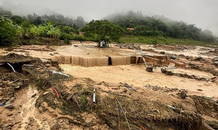 Lũ quét bất ngờ tràn về trong đêm ở Điện Biên, cuốn trôi 3 nhà dân, 2 người bị thương