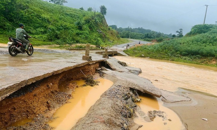 Lái ôtô qua điểm nước chảy xiết, bất chấp có rào chắn, 4 người bị nước cuốn trôi 