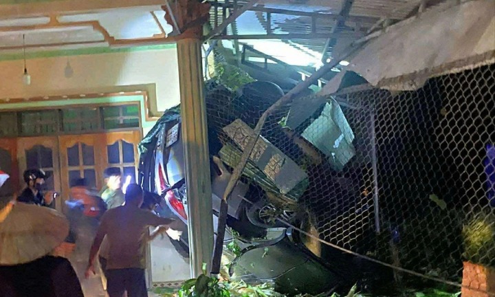 Tin tức tai nạn giao thông mới nhất ngày 28/7: Ô tô lao vào nhà dân, nam tài xế tử vong
