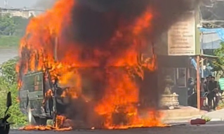 Hà Nội:  Hiện trường xe ô tô khách bốc cháy dữ dội trên phố Chương Dương Độ