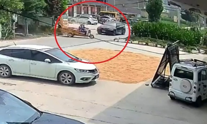 Clip: Kinh hãi cảnh ô tô tông trúng xe ba bánh, 2 người văng xuống đường
