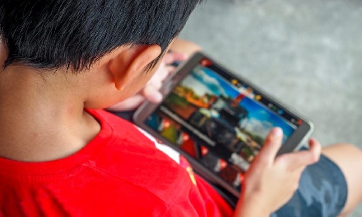 Dành hơn 10 giờ mỗi ngày để chơi điện thoại, bé trai 13 tuổi mắc gan nhiễm mỡ