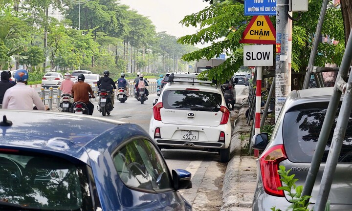 Hà Nội: Xử lý xe dừng đỗ sai quy định trên đường Võ Chí Công 