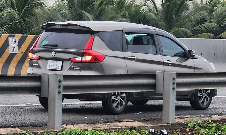 Xác minh vụ người đàn ông giật tay lái của tài xế, lao ra khỏi xe trên cao tốc