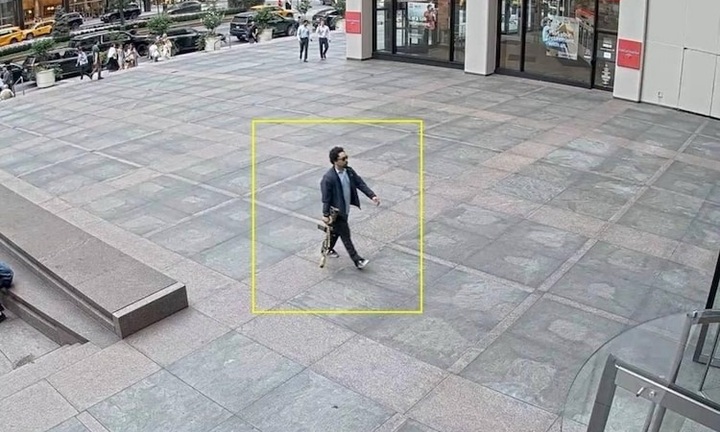 Lạnh người hình ảnh camera ghi lại cảnh đối tượng xả súng tiến vào tòa nhà ở New York, nhiều người thiệt mạng