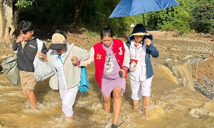 Sản phụ trở dạ sau 3 tiếng đi bộ, y bác sĩ đỡ đẻ ngay trên cung đường sạt lở 