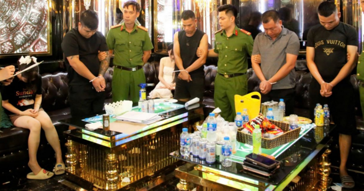 Cảnh sát đột kích phát hiện 51 nam, nữ thanh niên 